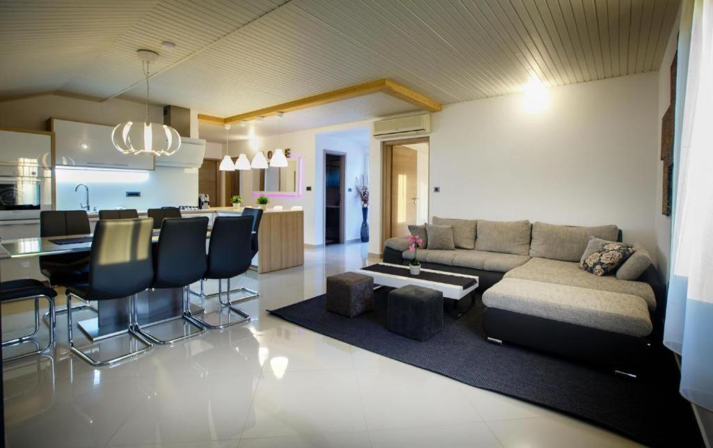 Foric Apartments With Outdoor Heated Pool راب المظهر الخارجي الصورة