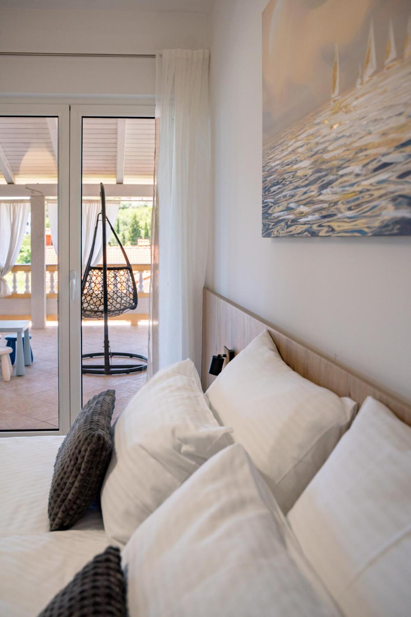 Foric Apartments With Outdoor Heated Pool راب المظهر الخارجي الصورة