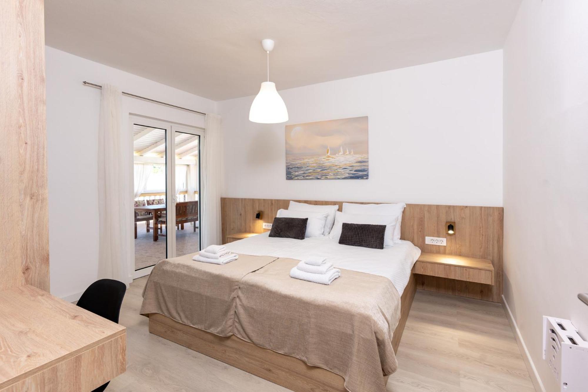 Foric Apartments With Outdoor Heated Pool راب المظهر الخارجي الصورة