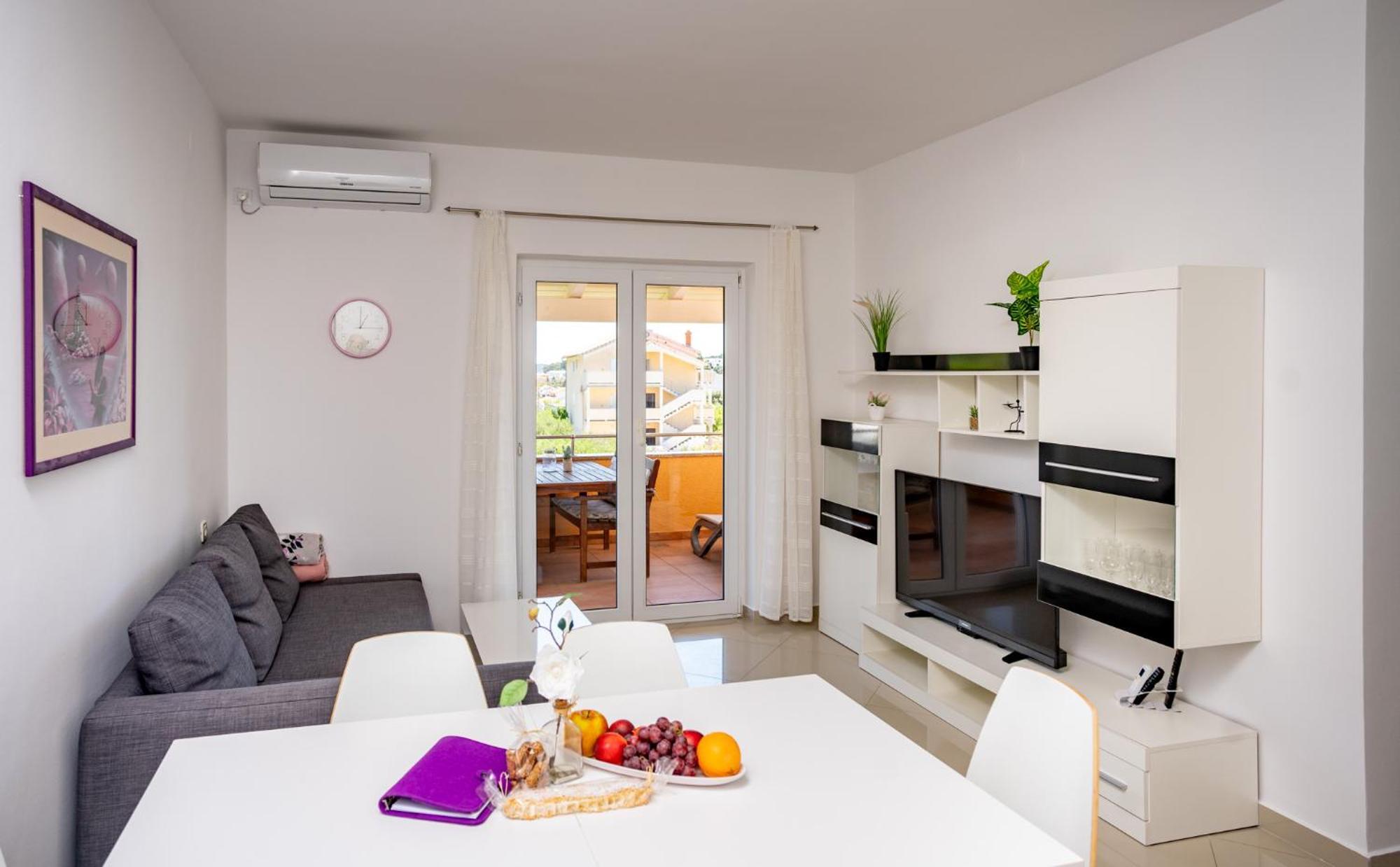 Foric Apartments With Outdoor Heated Pool راب المظهر الخارجي الصورة