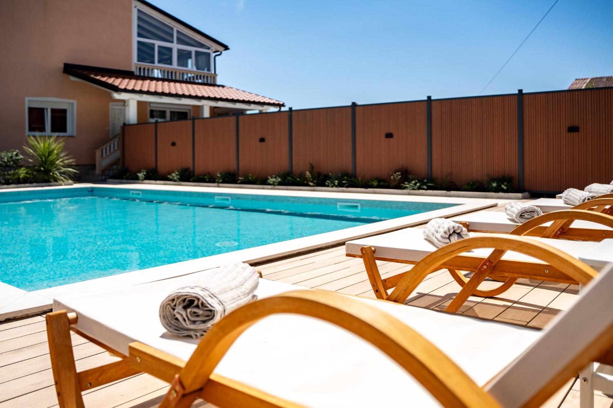 Foric Apartments With Outdoor Heated Pool راب المظهر الخارجي الصورة