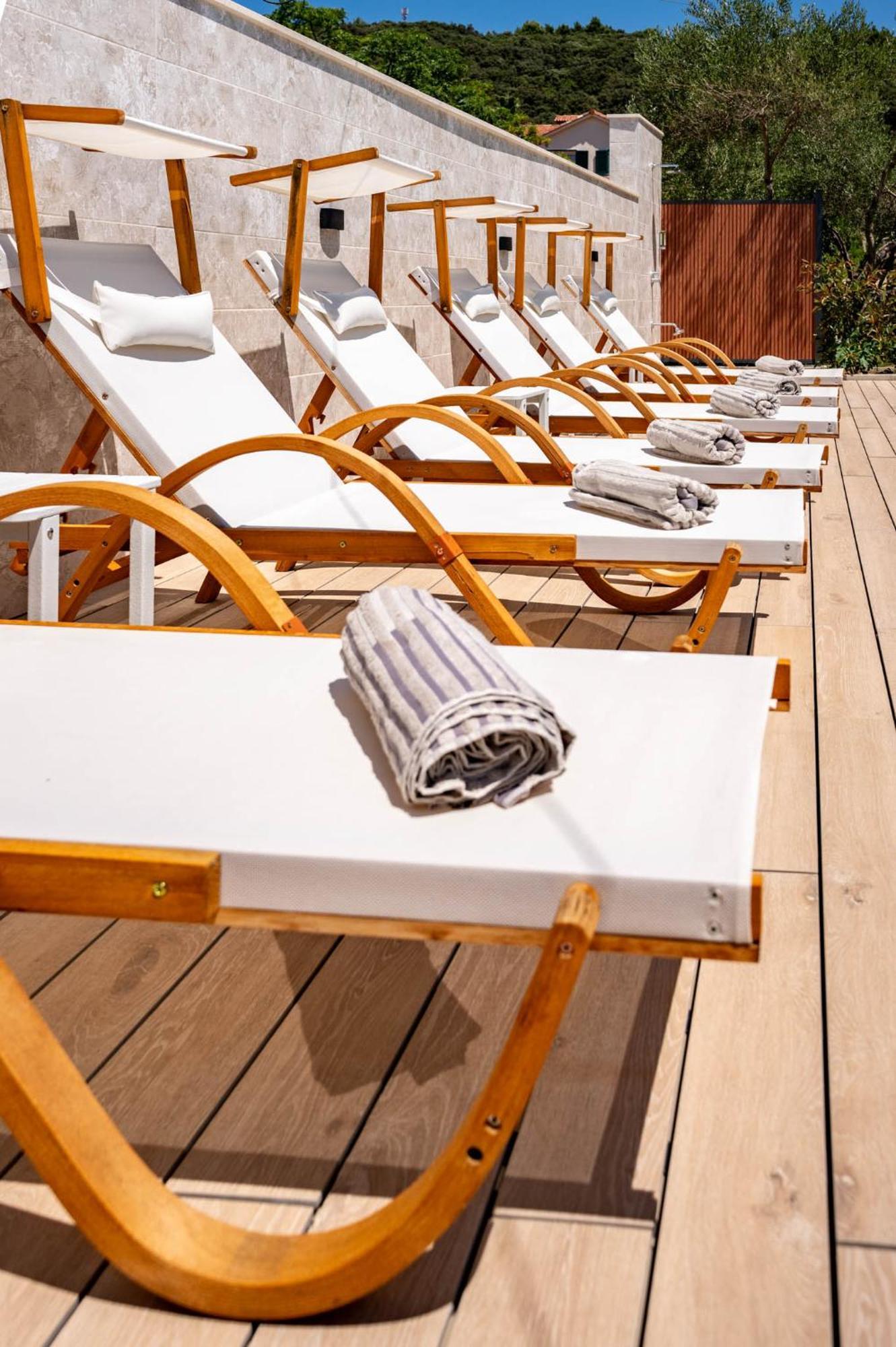 Foric Apartments With Outdoor Heated Pool راب المظهر الخارجي الصورة