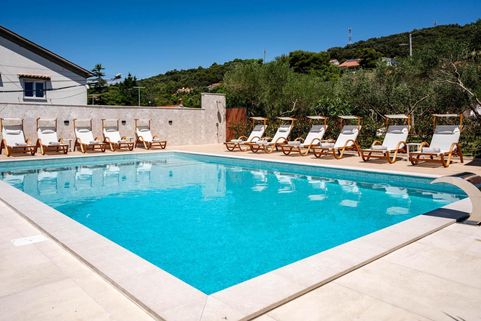 Foric Apartments With Outdoor Heated Pool راب المظهر الخارجي الصورة