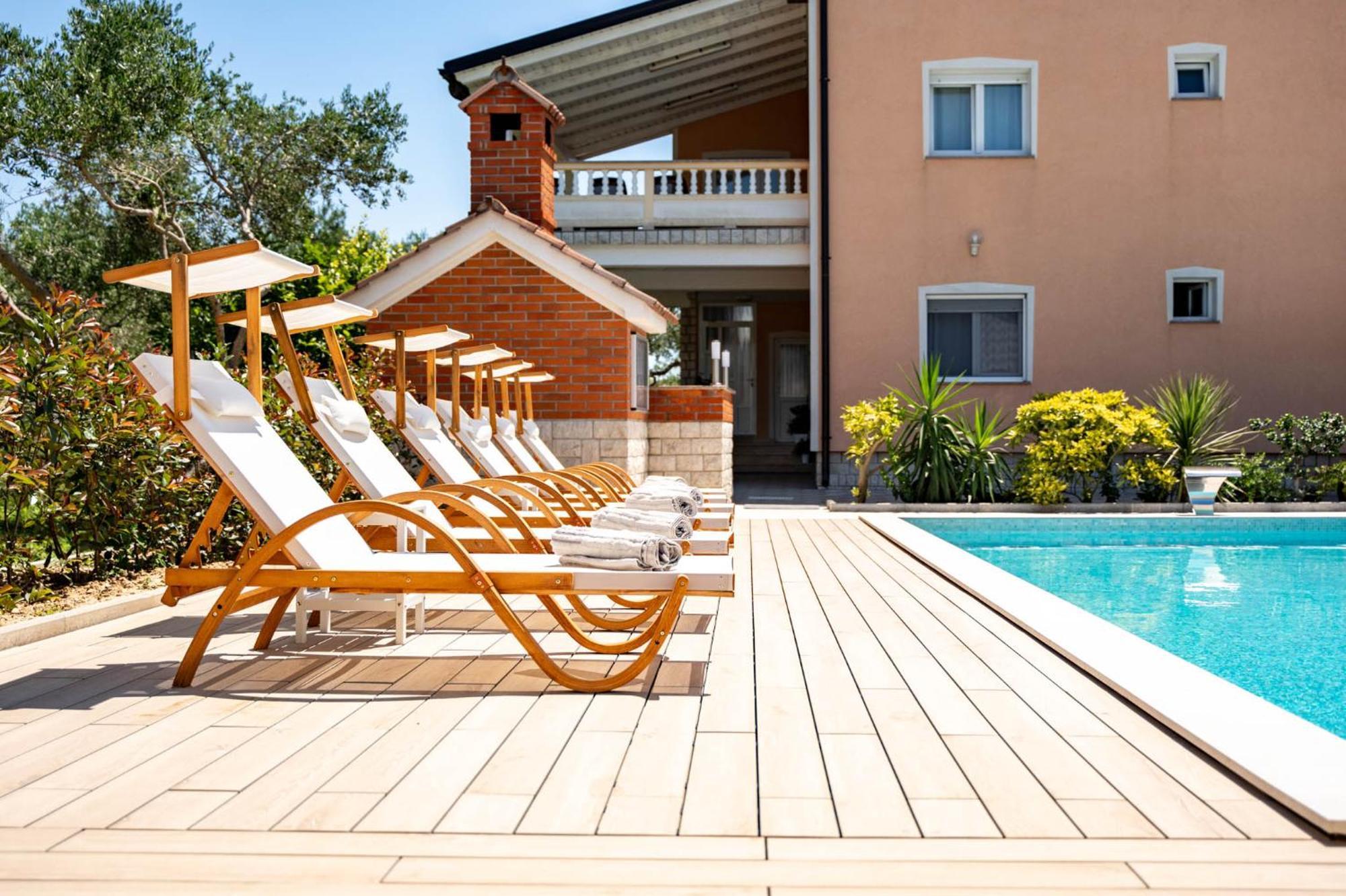 Foric Apartments With Outdoor Heated Pool راب المظهر الخارجي الصورة