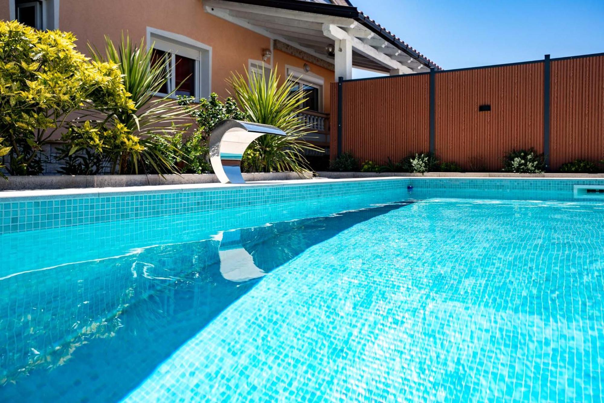 Foric Apartments With Outdoor Heated Pool راب المظهر الخارجي الصورة