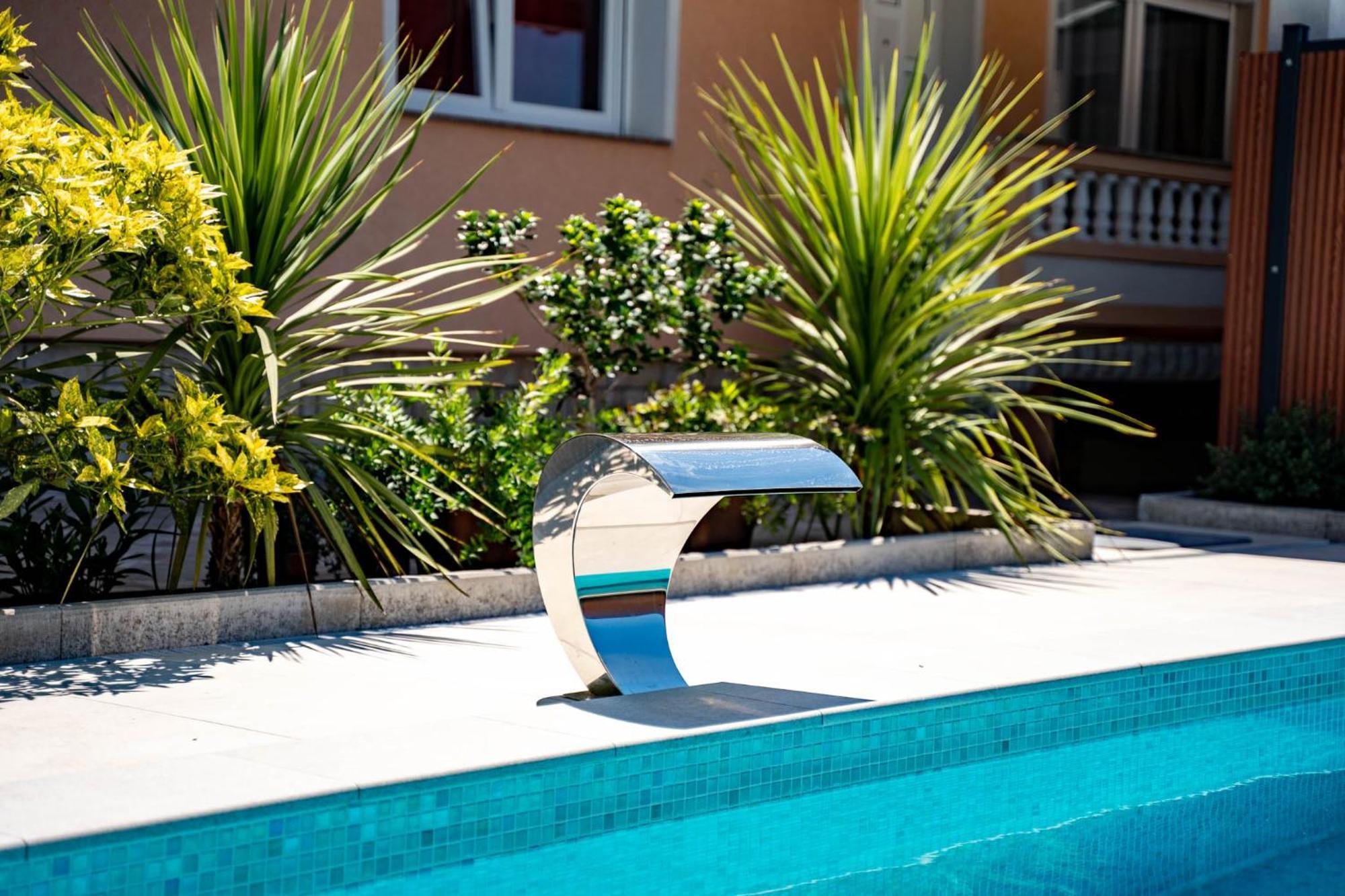 Foric Apartments With Outdoor Heated Pool راب المظهر الخارجي الصورة