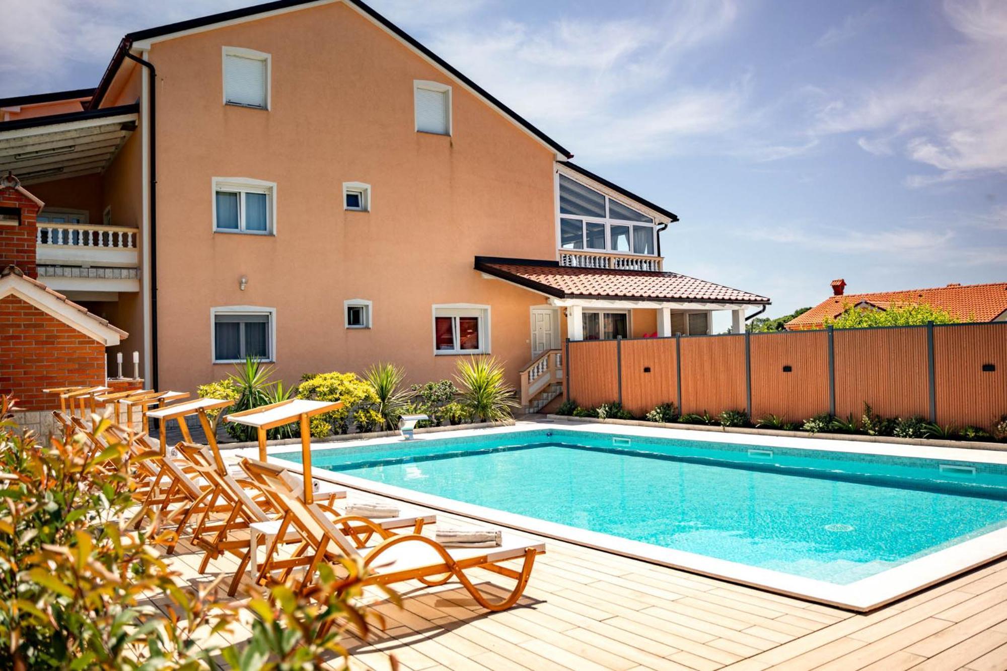 Foric Apartments With Outdoor Heated Pool راب المظهر الخارجي الصورة
