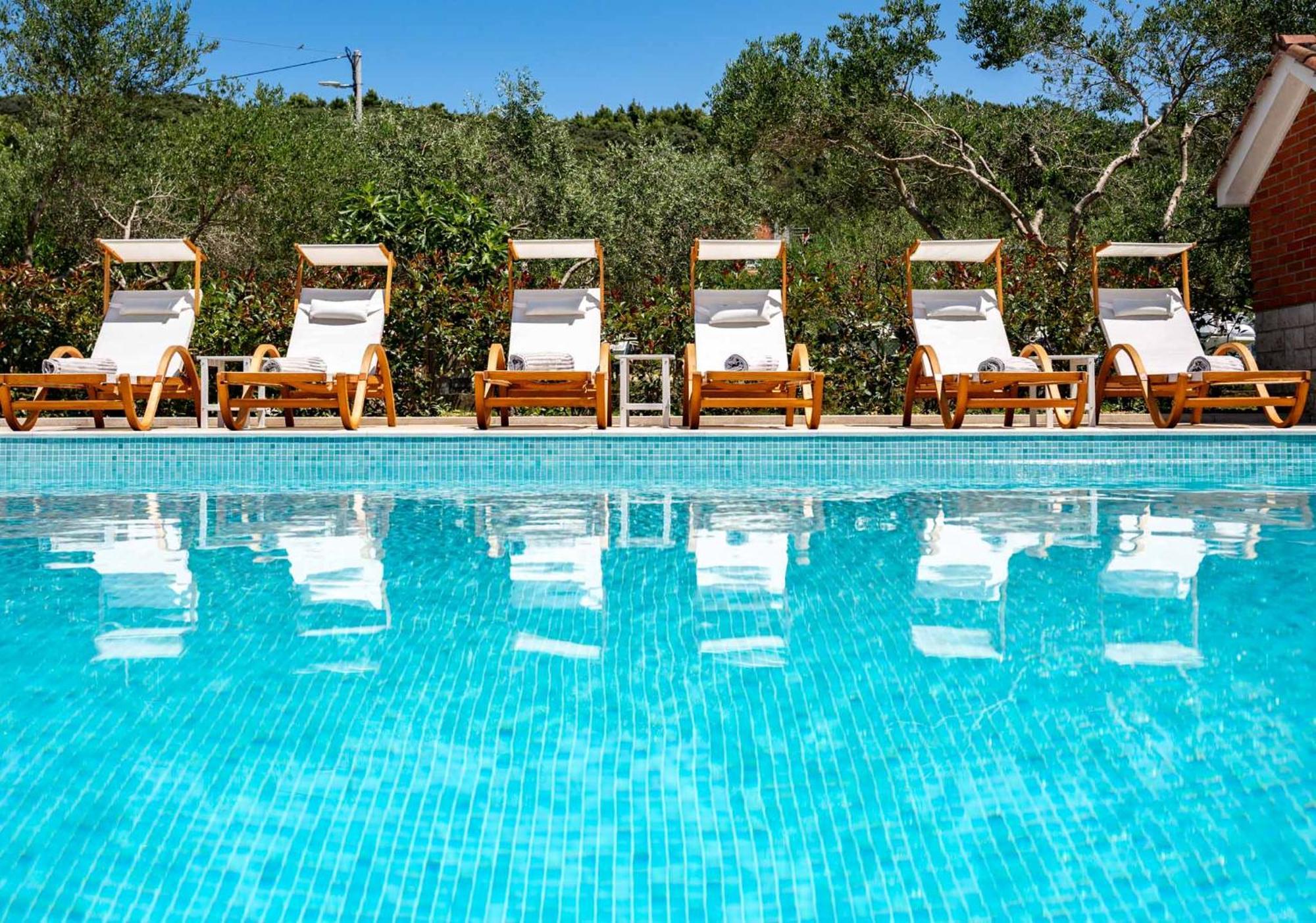 Foric Apartments With Outdoor Heated Pool راب المظهر الخارجي الصورة