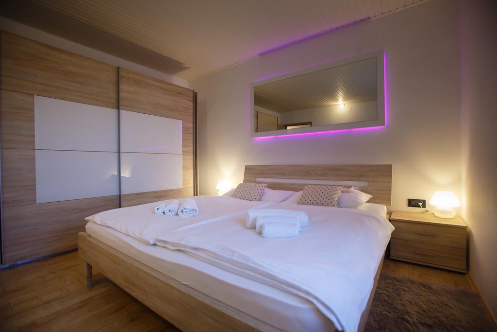 Foric Apartments With Outdoor Heated Pool راب المظهر الخارجي الصورة