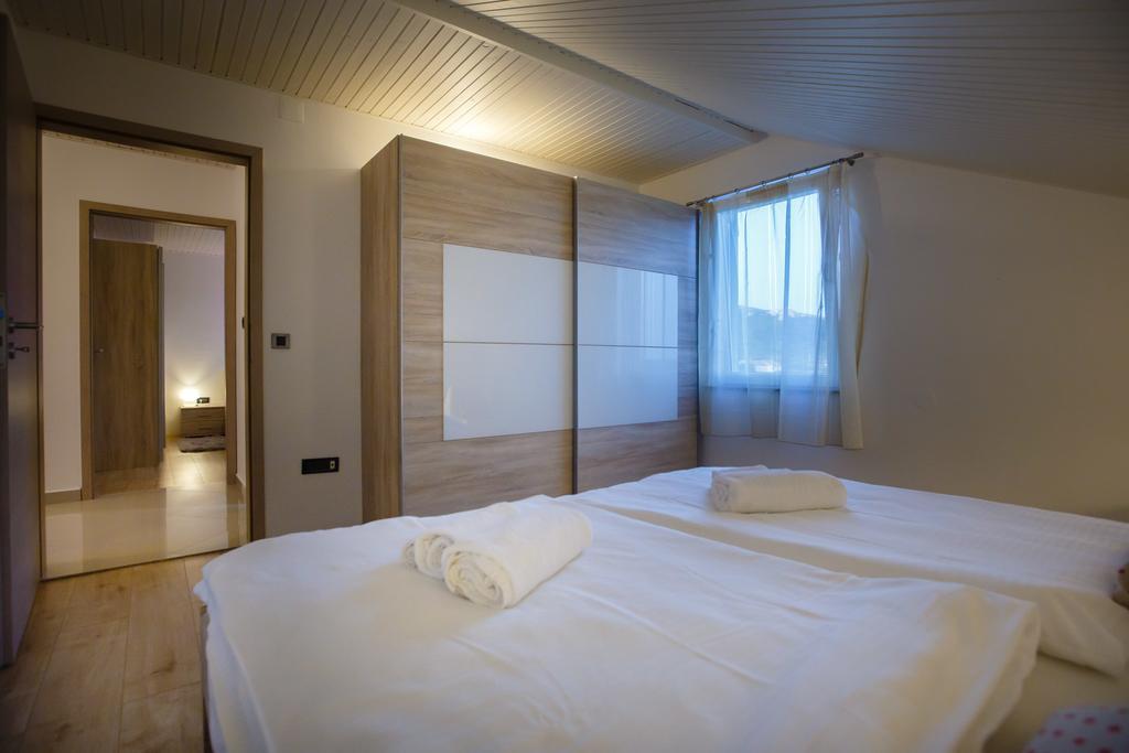 Foric Apartments With Outdoor Heated Pool راب المظهر الخارجي الصورة