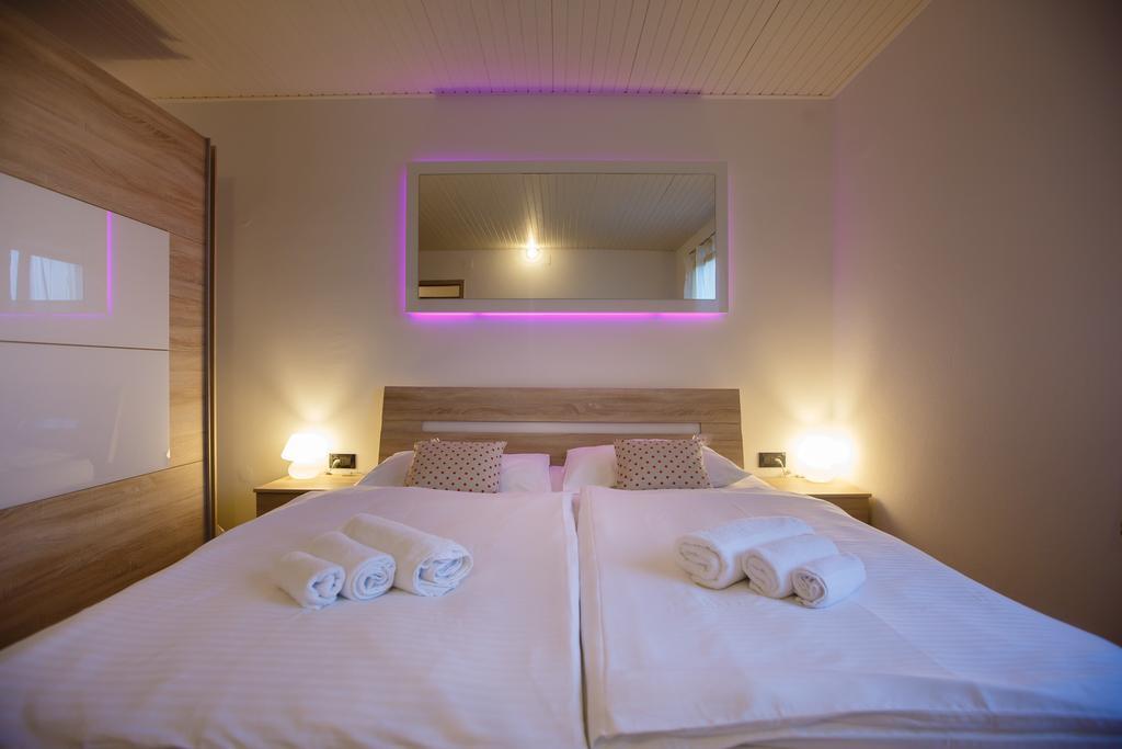 Foric Apartments With Outdoor Heated Pool راب المظهر الخارجي الصورة