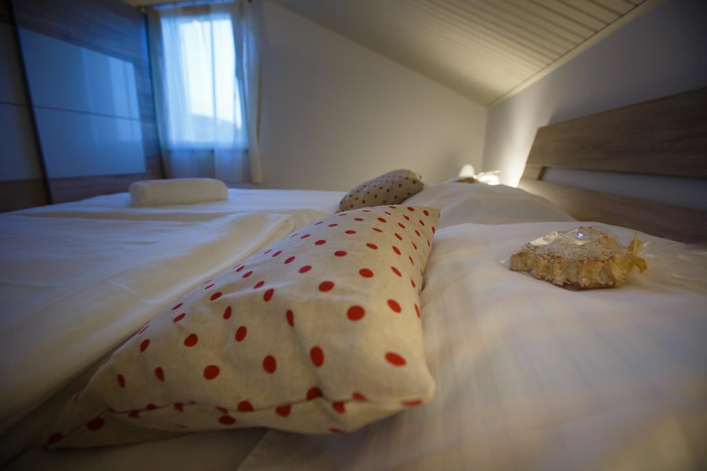 Foric Apartments With Outdoor Heated Pool راب المظهر الخارجي الصورة